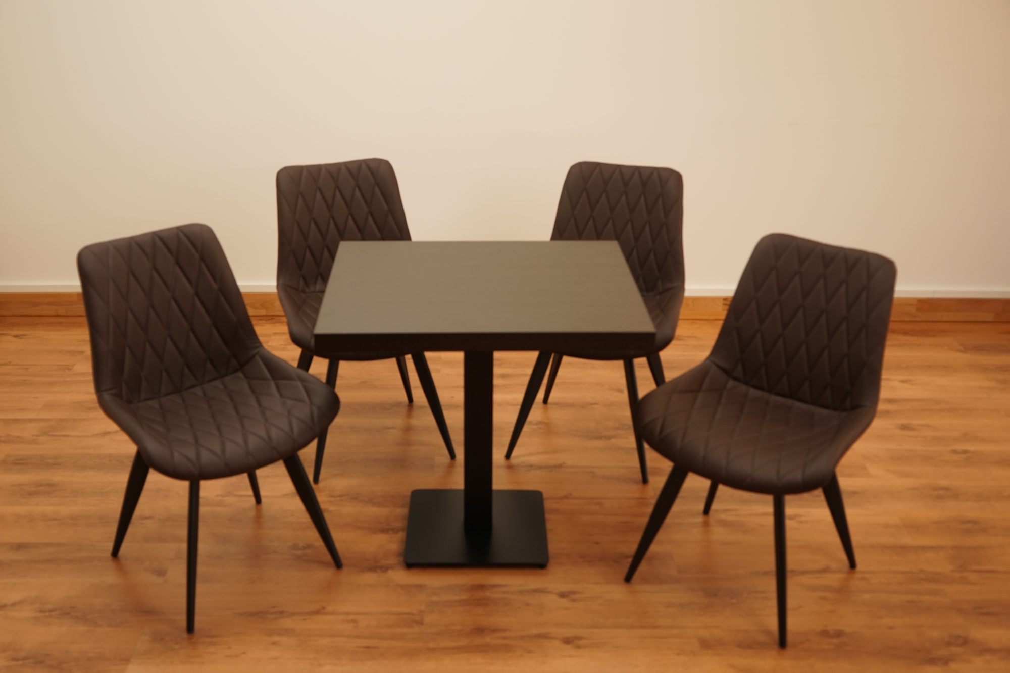 1+4 garniture 80x80cm Scarlet marron foncé Chaises de restaurant Hôtel Bistro Tables